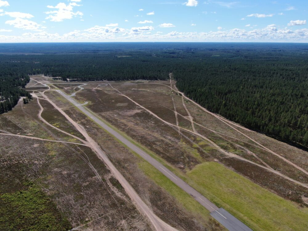 Ilmakuvaa Jämin yläkiitoradasta aurinkoisena kesäpäivänä.